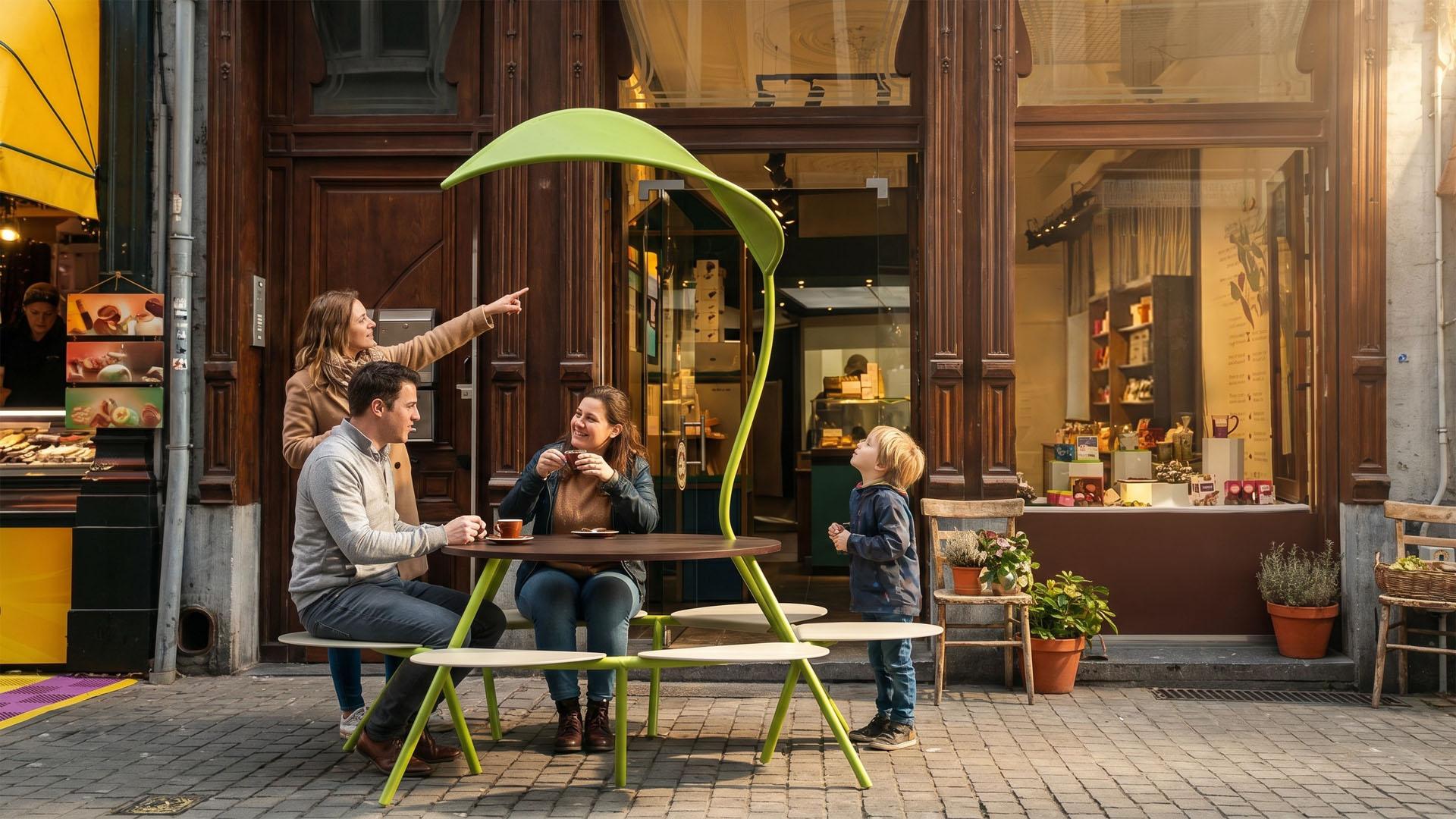 ChoFleur, de ambachtelijke chocoladewinkel vlakbij de Antwerpse Grote Markt, wou haar klanten buiten in... ChoFleur, de ambachtelijke chocoladewinkel vlakbij de Antwerpse Grote Markt, wou haar klanten buiten in...