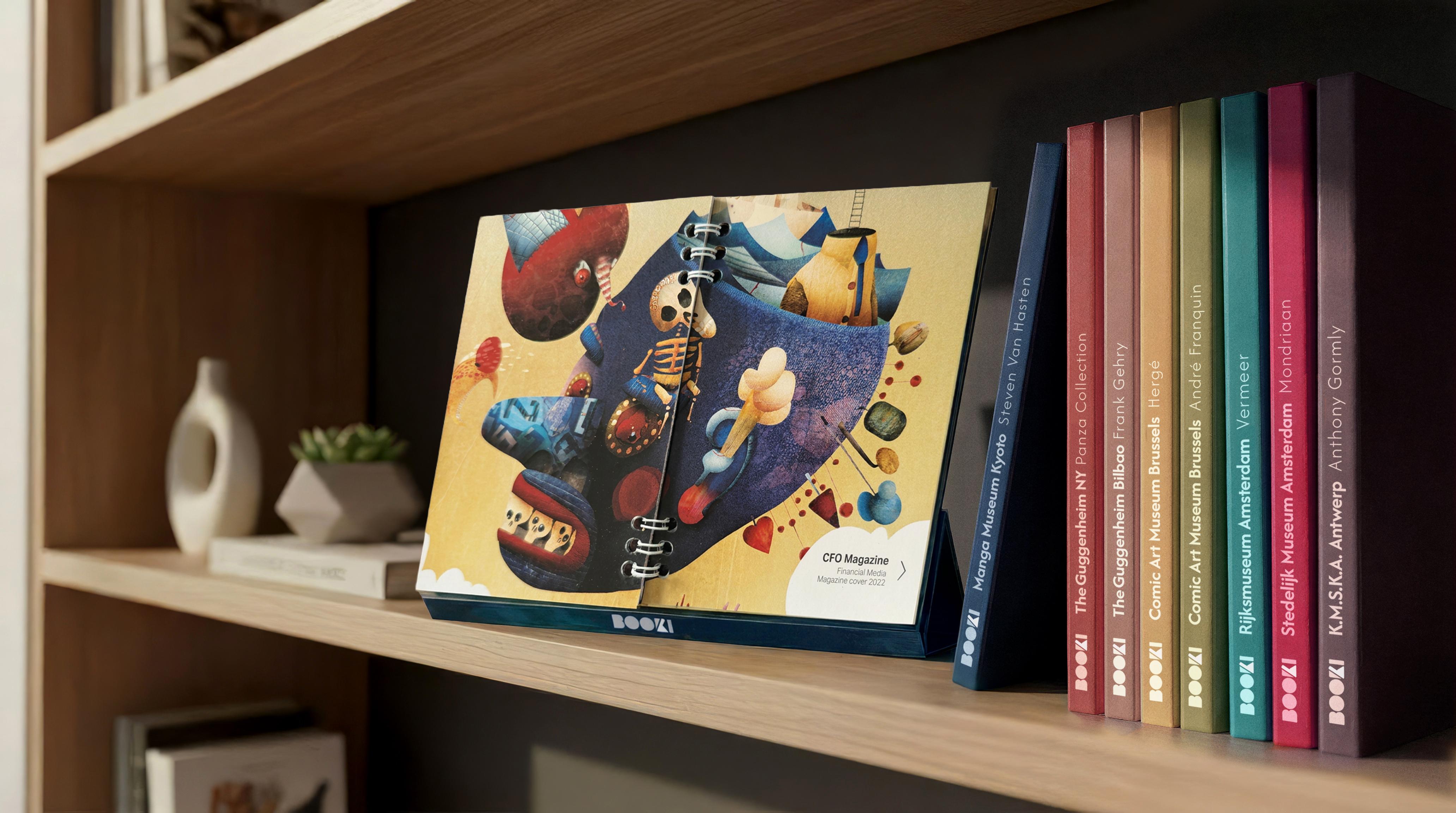 BOOKi is een (foto)boek dat rechtop gezet kan worden. Dankzij de rolvouw kaft zet... BOOKi is een (foto)boek dat rechtop gezet kan worden. Dankzij de rolvouw kaft zet...